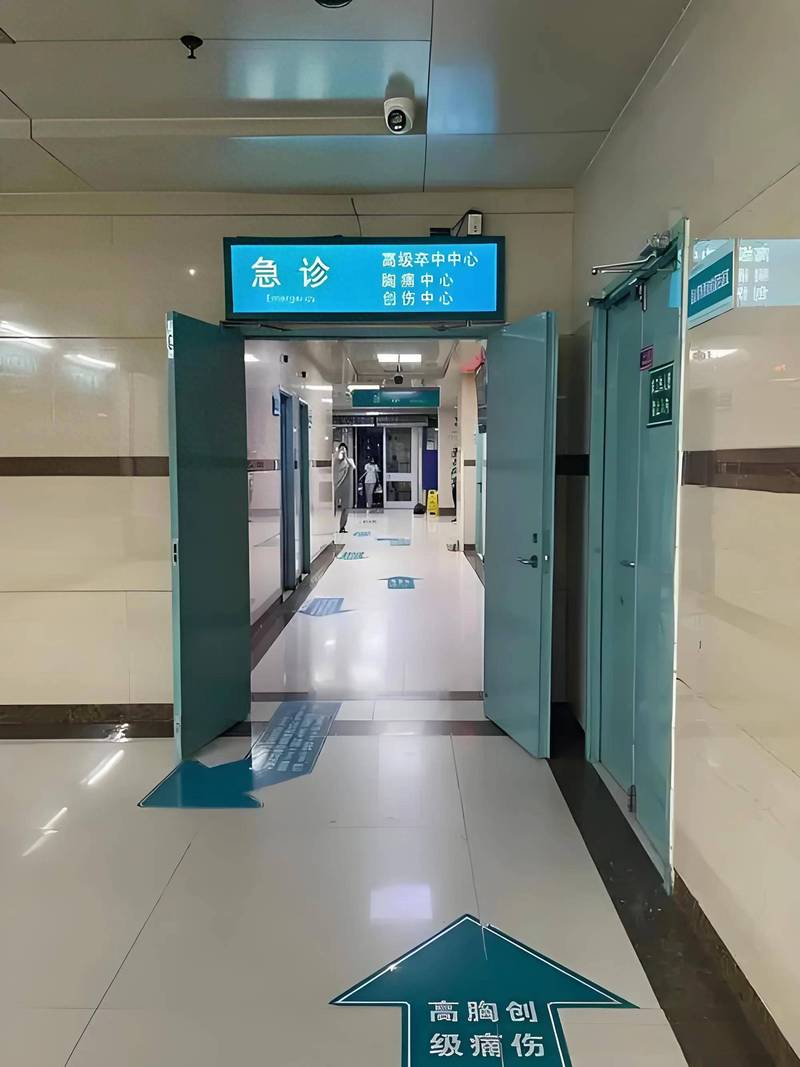 医院夜间急诊大厅